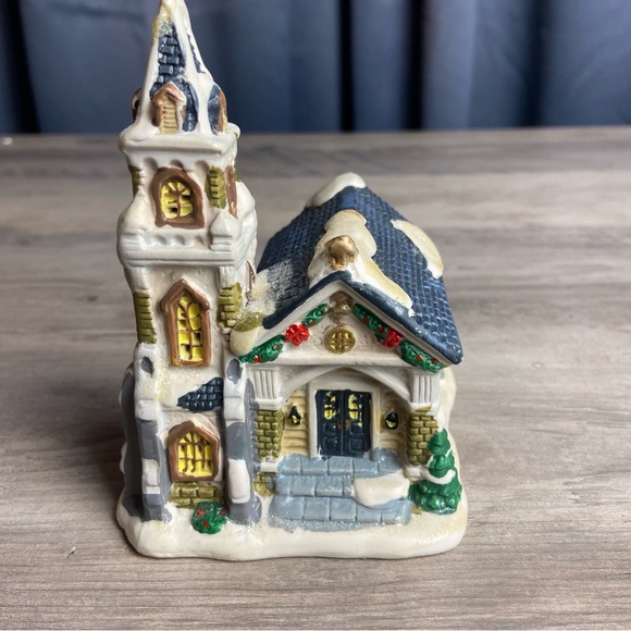 Charming Holiday Village House Figurine - Picture 1 of 8